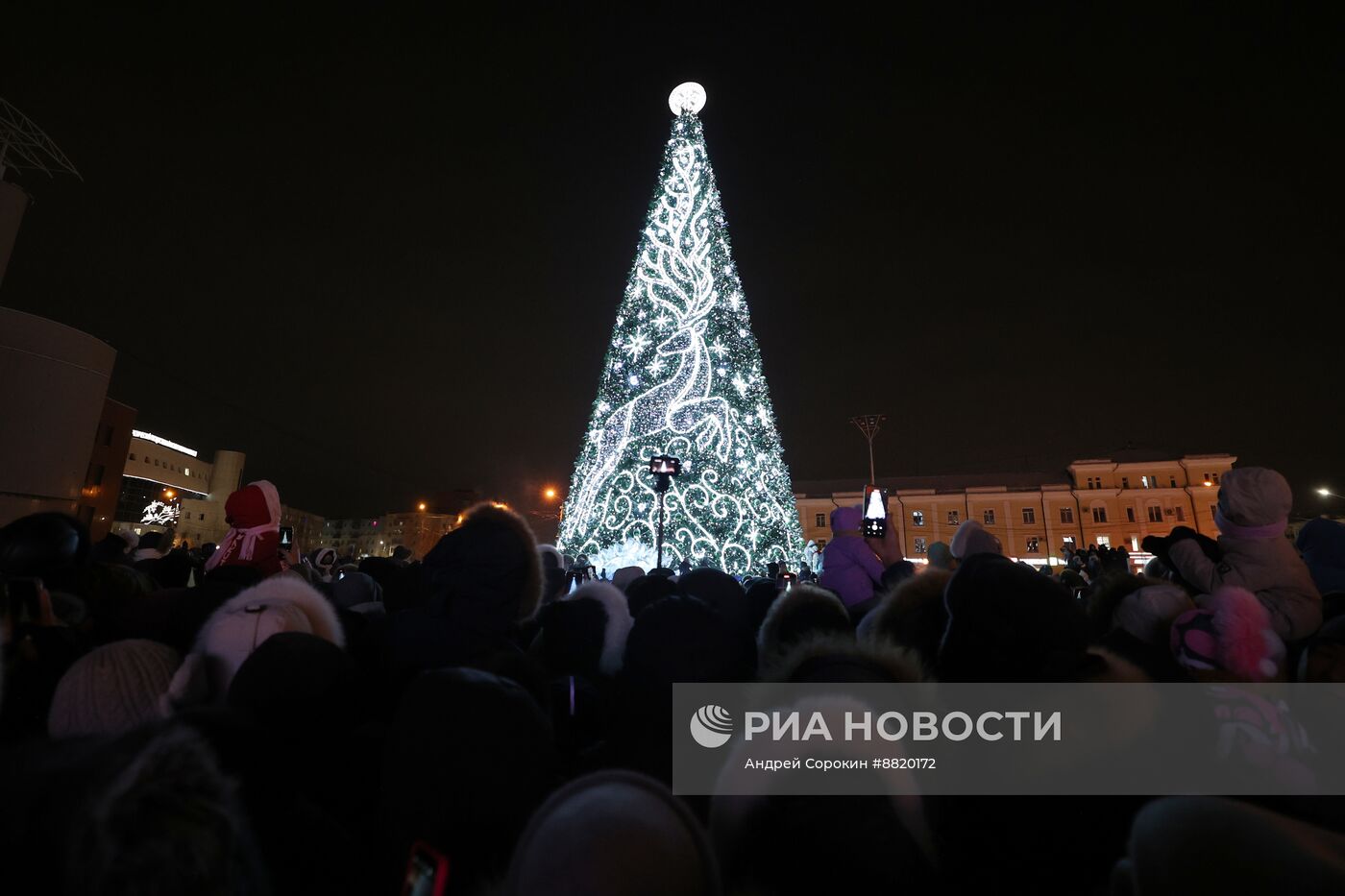 Зажжение огней первой в России новогодней елки