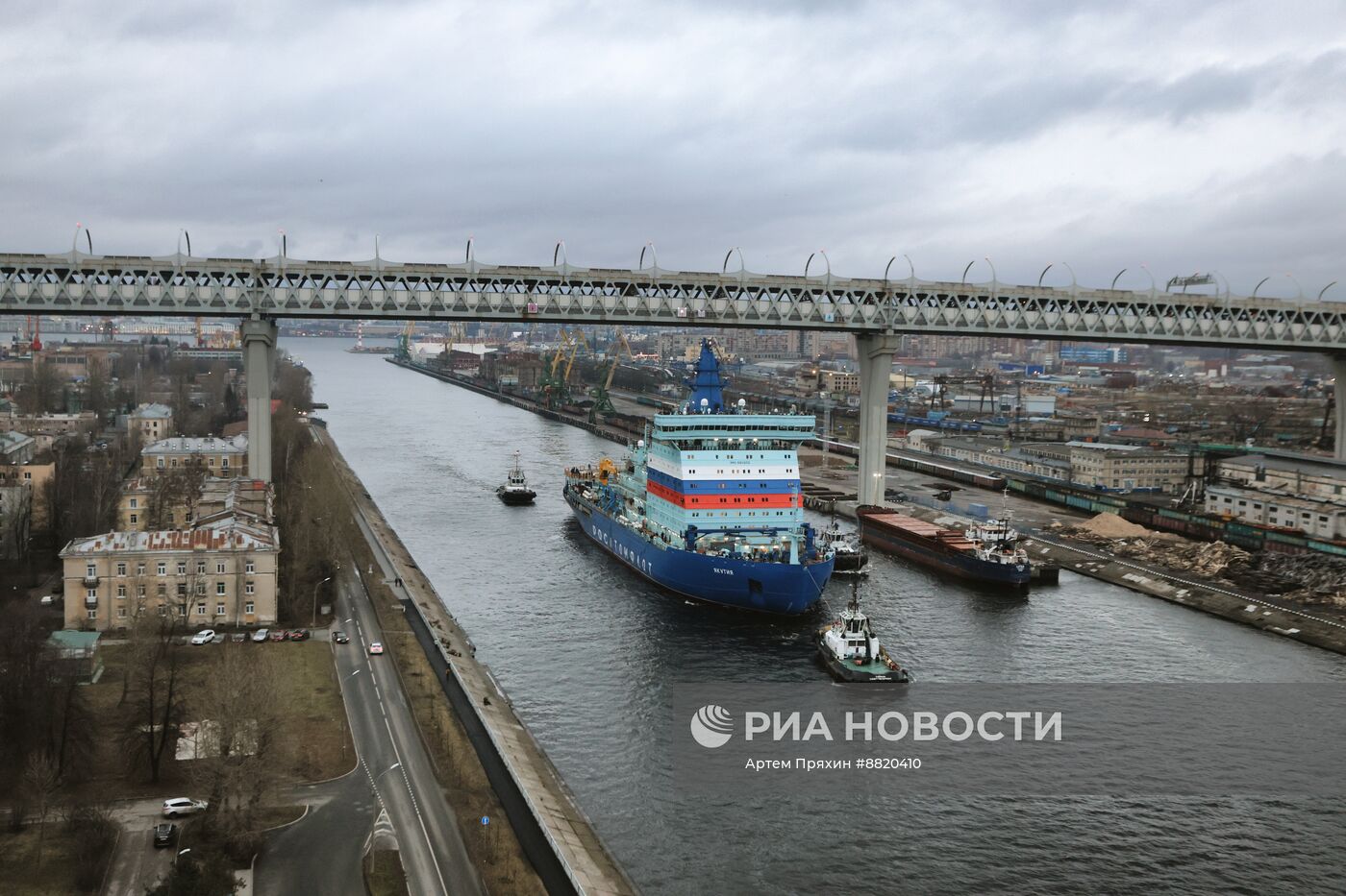 Атомный ледокол "Якутия" вышел на ходовые испытания в Санкт-Петербурге