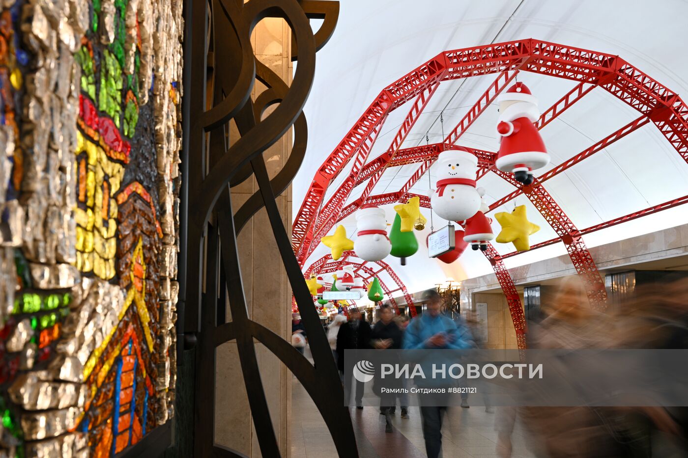 Новогоднее украшение станции метро "Трубная"