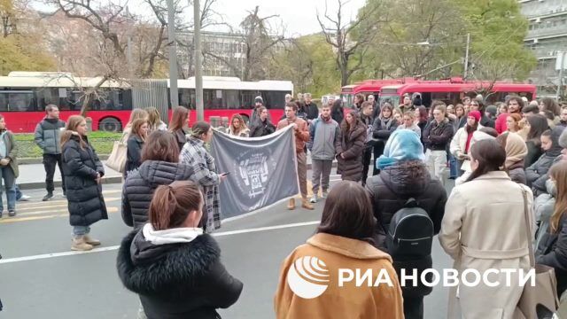 Акция протеста студентов перед зданием ректората и философского факультета в Белграде