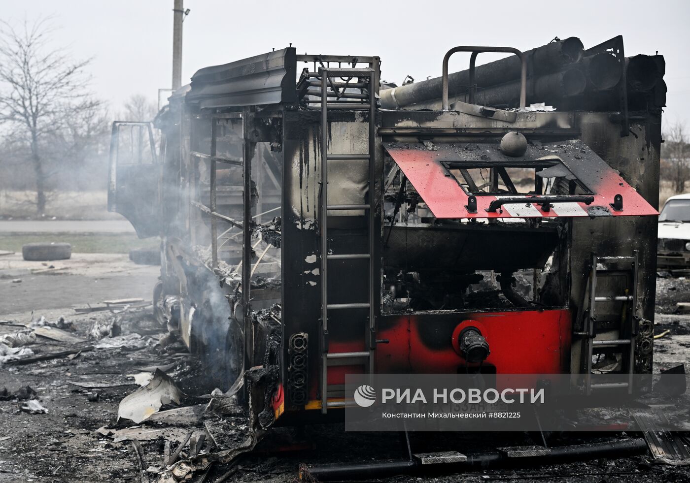 Последствия атаки дрона ВСУ на заправочную станцию в Токмаке