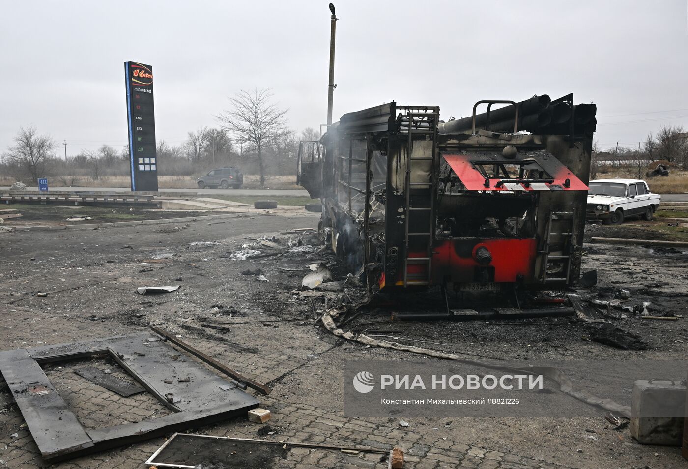 Последствия атаки дрона ВСУ на заправочную станцию в Токмаке