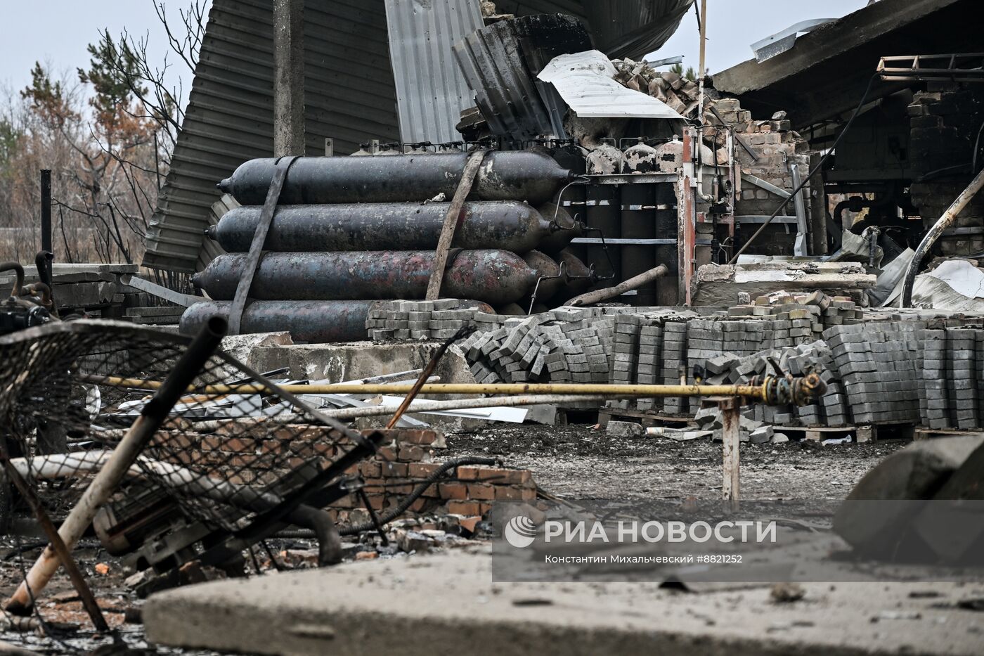 Последствия атаки дрона ВСУ на заправочную станцию в Токмаке