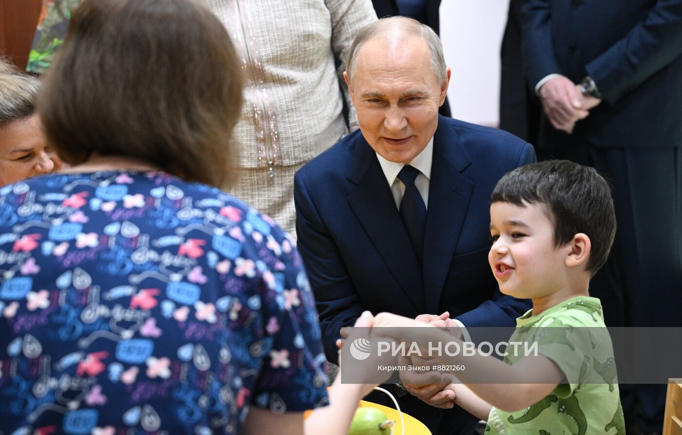 Президент Владимир Путин посетил НПЦ МСР им. Швецовой