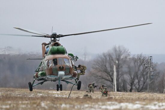 Десантная подготовка военнослужащих и спецназа Росгвардии 