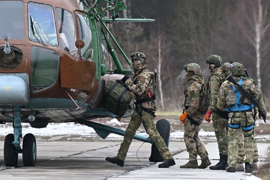 Десантная подготовка военнослужащих и спецназа Росгвардии 