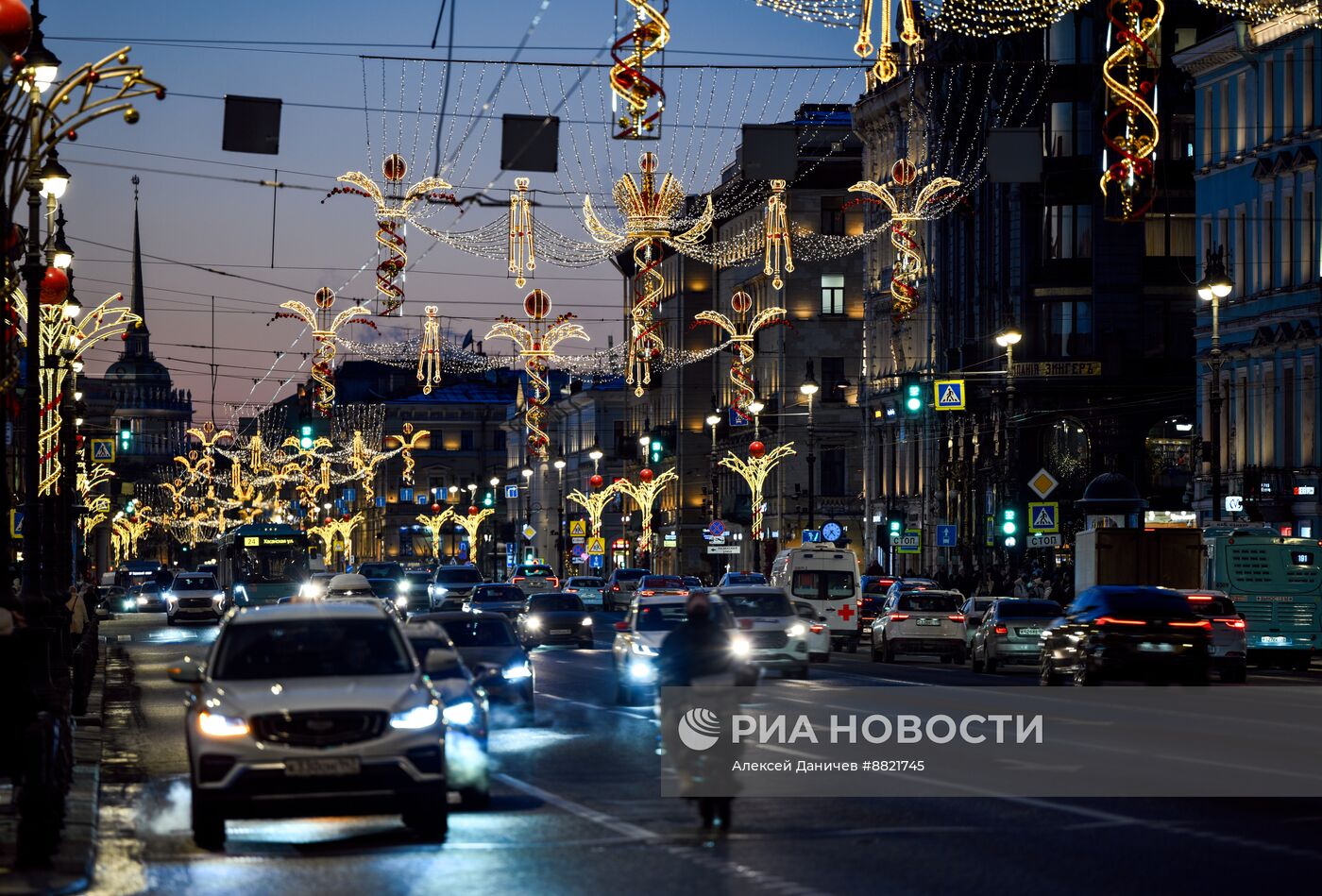 Новогоднее украшение центра Санкт-Петербурга