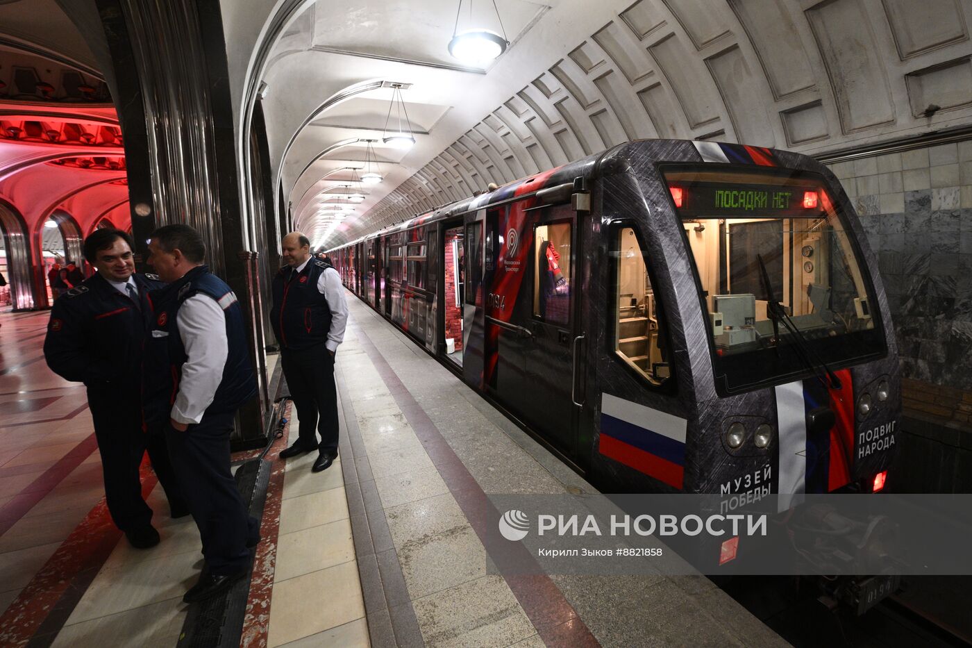 "Чтения Победы" на станции метро "Маяковская"