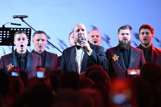 Хор Сретенского монастыря участвует в "Чтениях Победы", приуроченных к началу контрнаступления Красной армии под Москвой в 1941 году, на станции метро "Маяковская" в Москве. Мероприятие проводится в рамках культурной программы Международного форума гражданского участия #МЫВМЕСТЕ. Место: Россия, Москва. Автор: Кирилл Зыков/РИА Новости. "Чтения Победы" на станции метро "Маяковская"