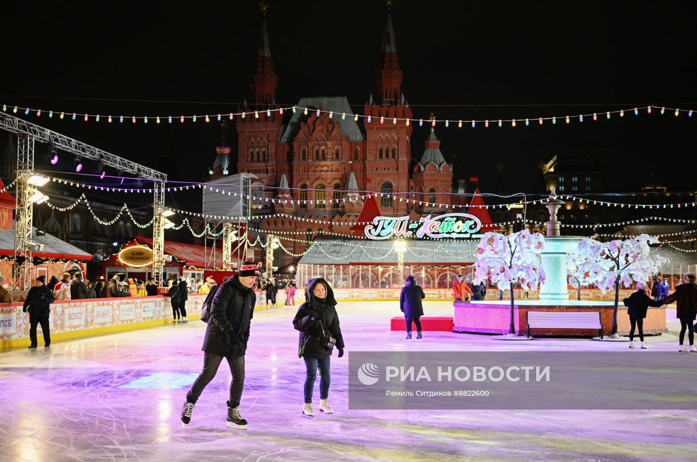 Открытие ГУМ-катка на Красной площади в Москве 