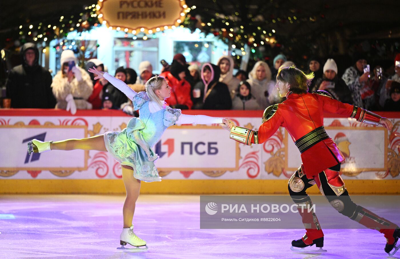 Открытие ГУМ-катка на Красной площади в Москве 