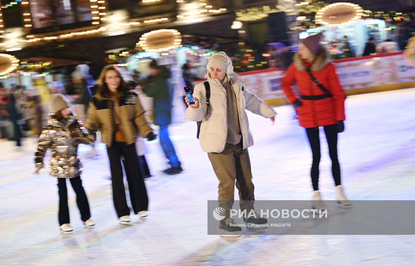 Открытие ГУМ-катка на Красной площади в Москве 