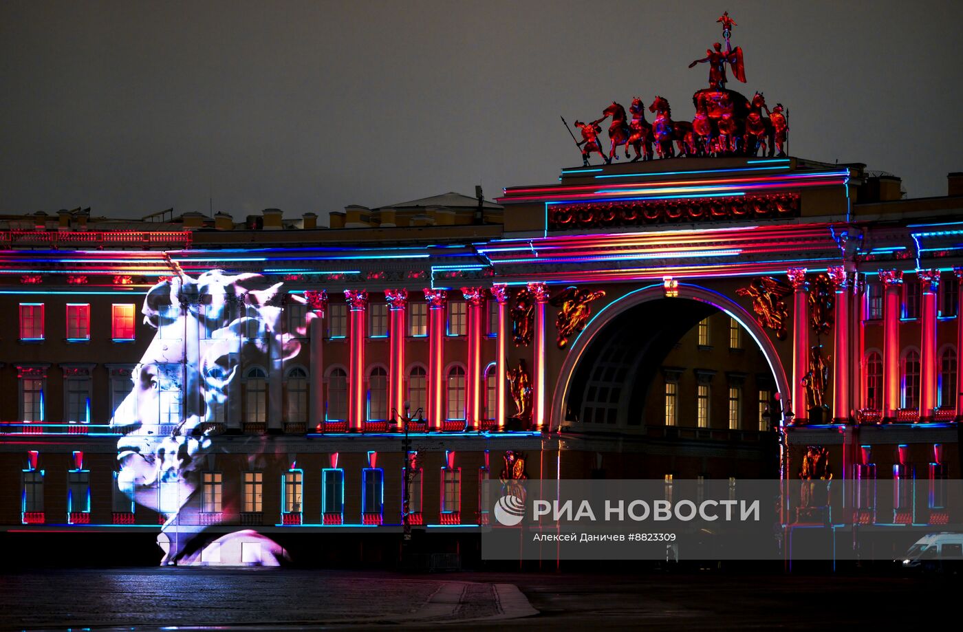 Мультимедийное шоу на Дворцовой площади в Санкт-Петербурге