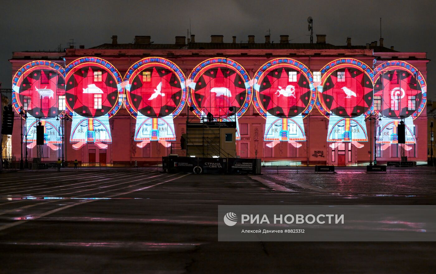 Мультимедийное шоу на Дворцовой площади в Санкт-Петербурге