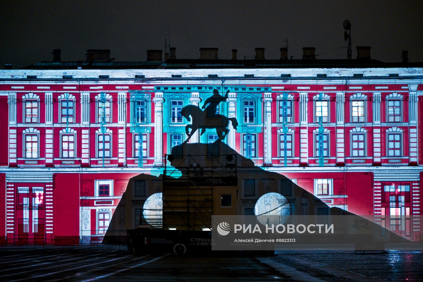 Мультимедийное шоу на Дворцовой площади в Санкт-Петербурге