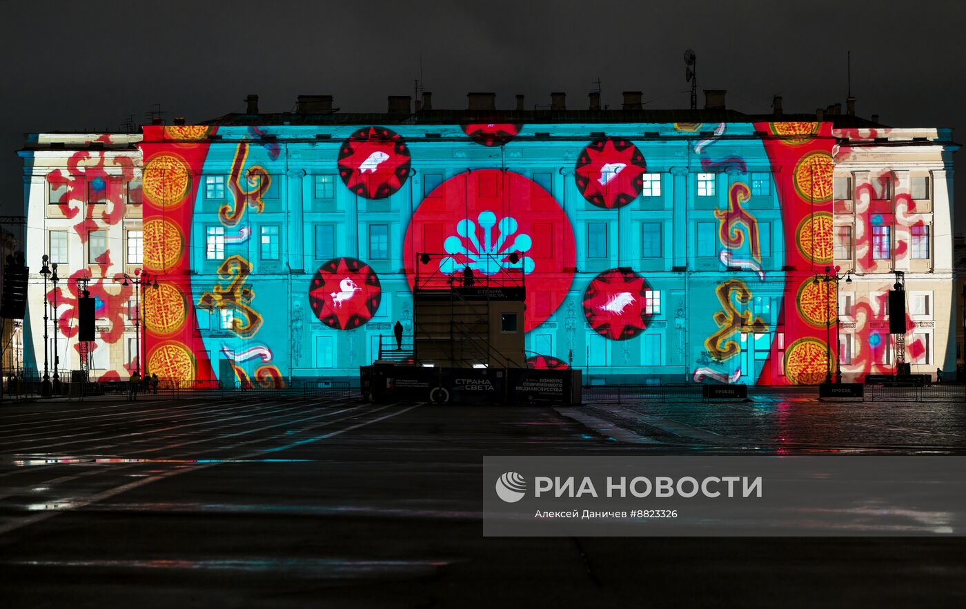 Мультимедийное шоу на Дворцовой площади в Санкт-Петербурге