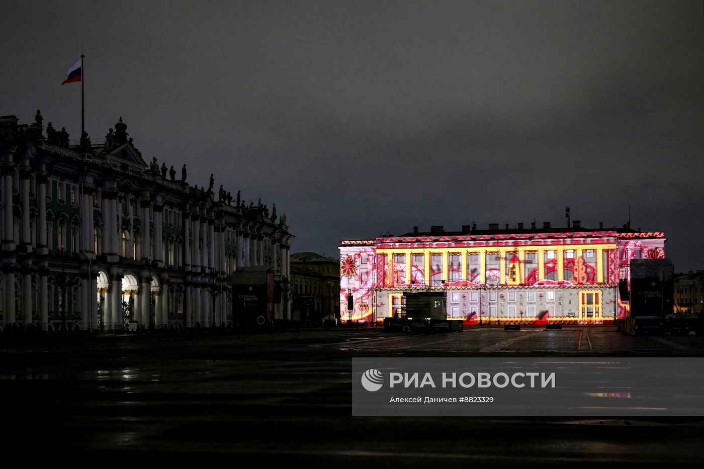 Мультимедийное шоу на Дворцовой площади в Санкт-Петербурге