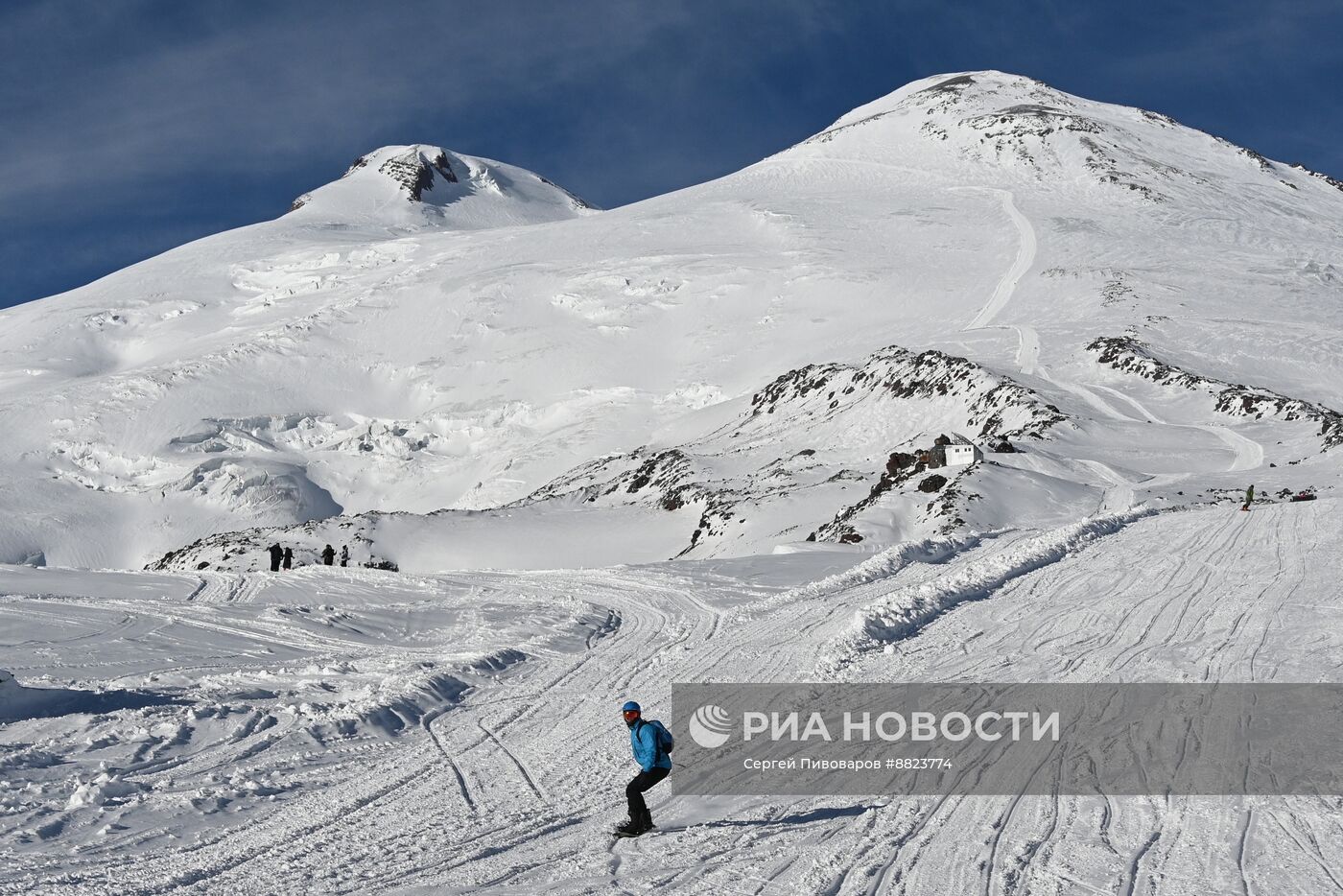 Начало зимнего сезона на горнолыжном курорте "Эльбрус"