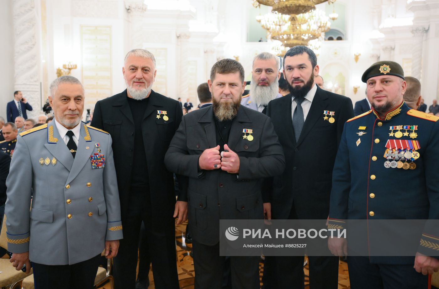 Президент Владимир Путин вручил Героям России медали "Золотая Звезда"
