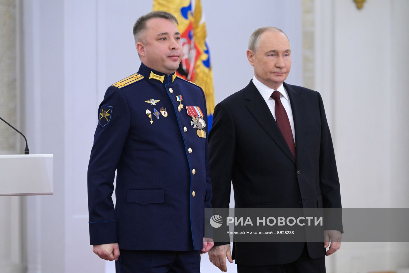 Президент Владимир Путин вручил Героям России медали "Золотая Звезда"