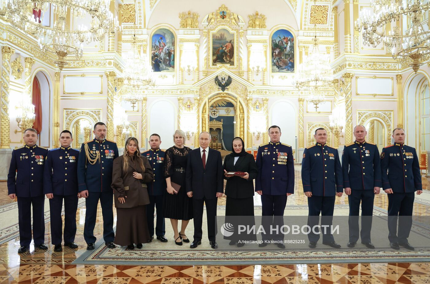 Президент Владимир Путин вручил Героям России медали "Золотая Звезда"