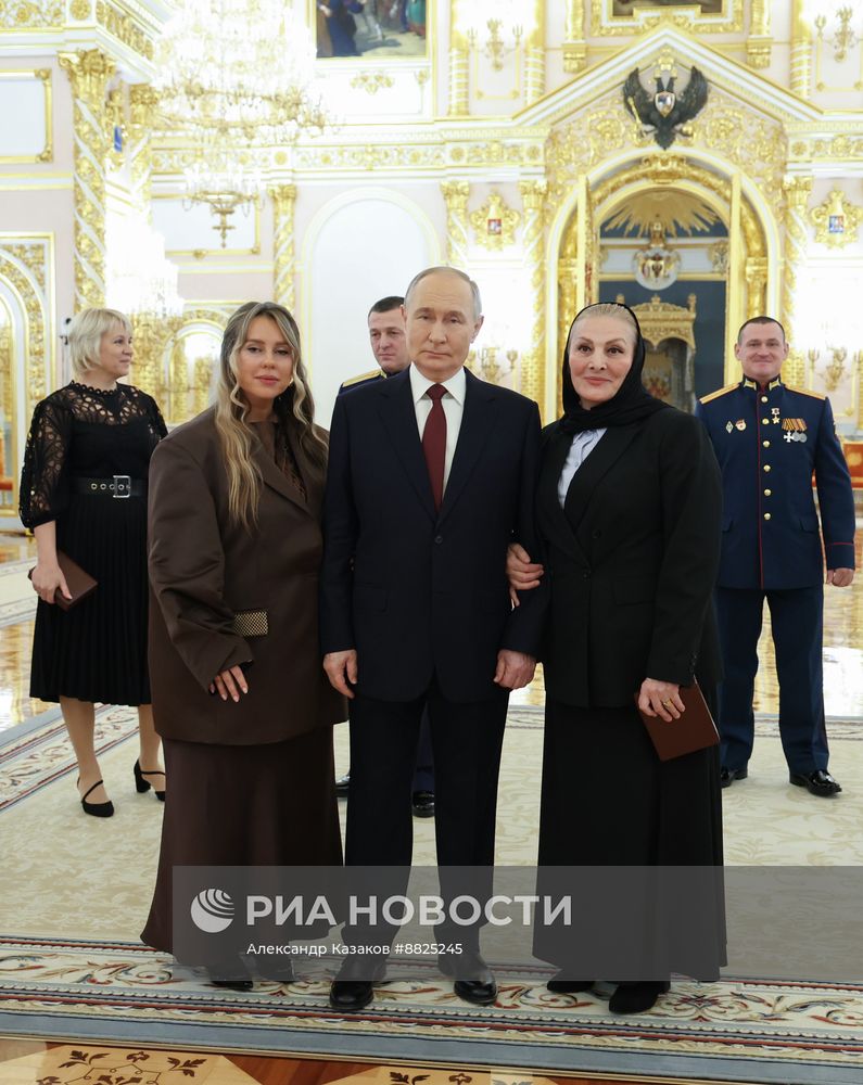 Президент Владимир Путин вручил Героям России медали "Золотая Звезда"