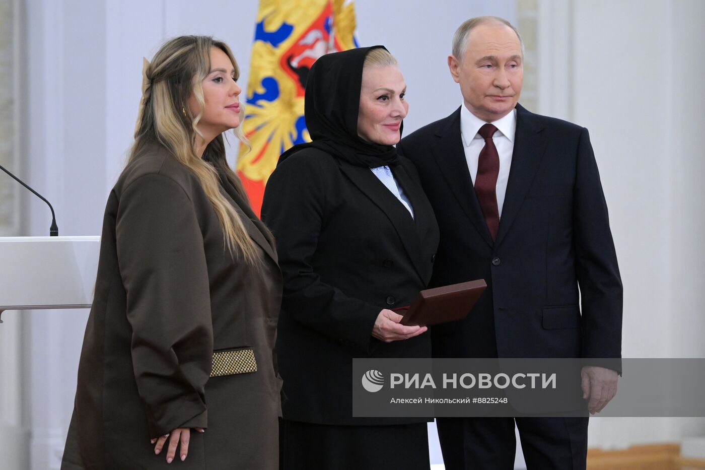 Президент Владимир Путин вручил Героям России медали "Золотая Звезда"