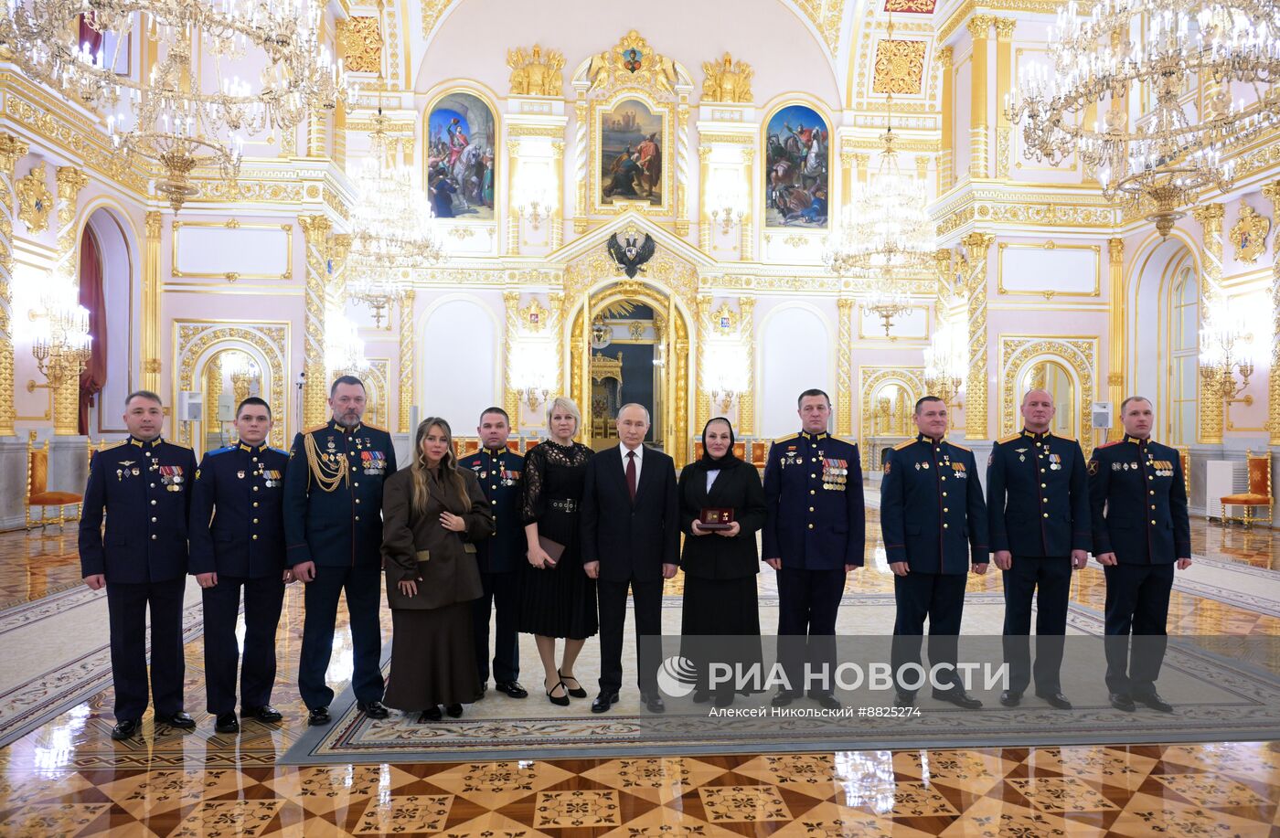 Президент Владимир Путин вручил Героям России медали "Золотая Звезда"