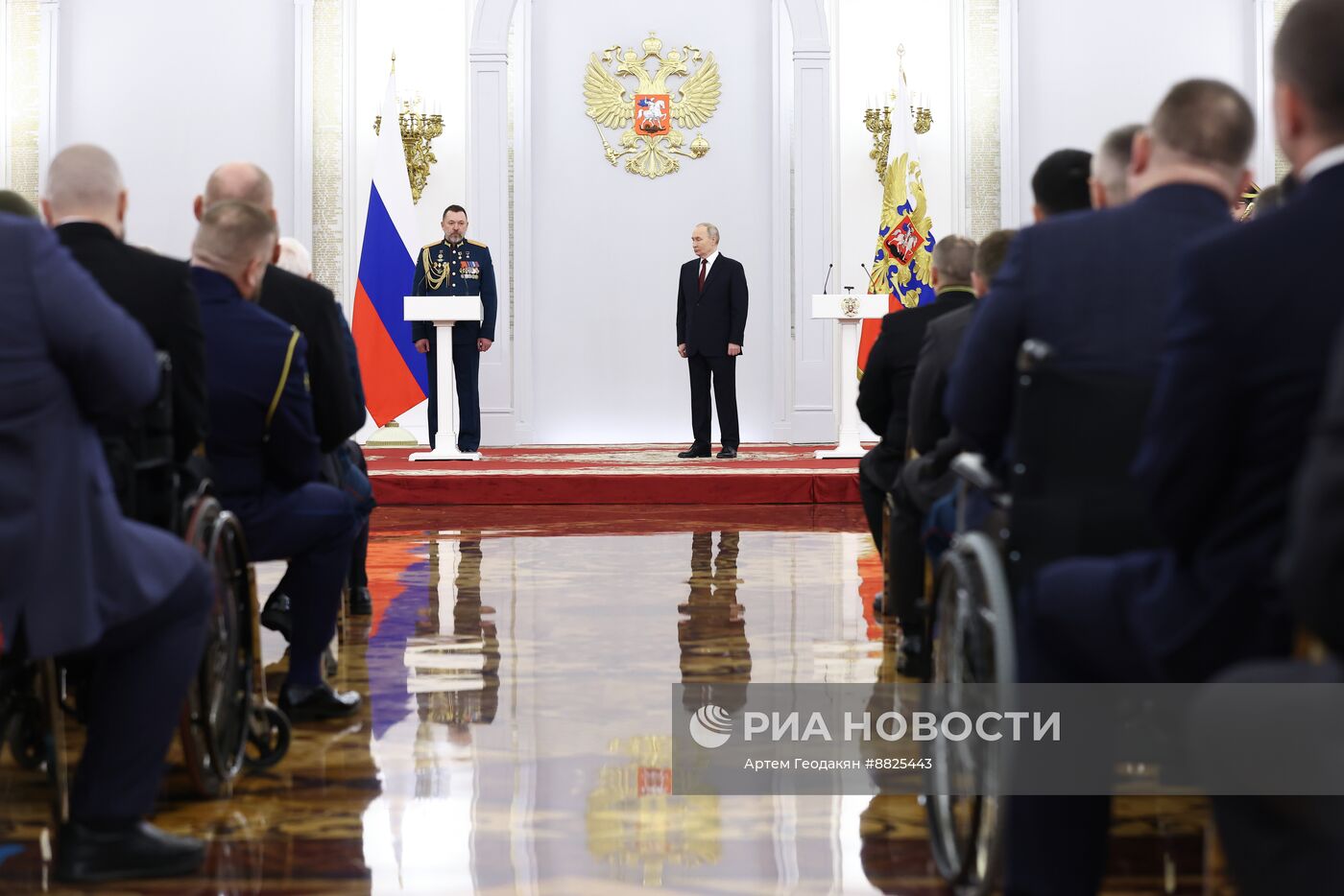 Президент Владимир Путин вручил Героям России медали "Золотая Звезда"