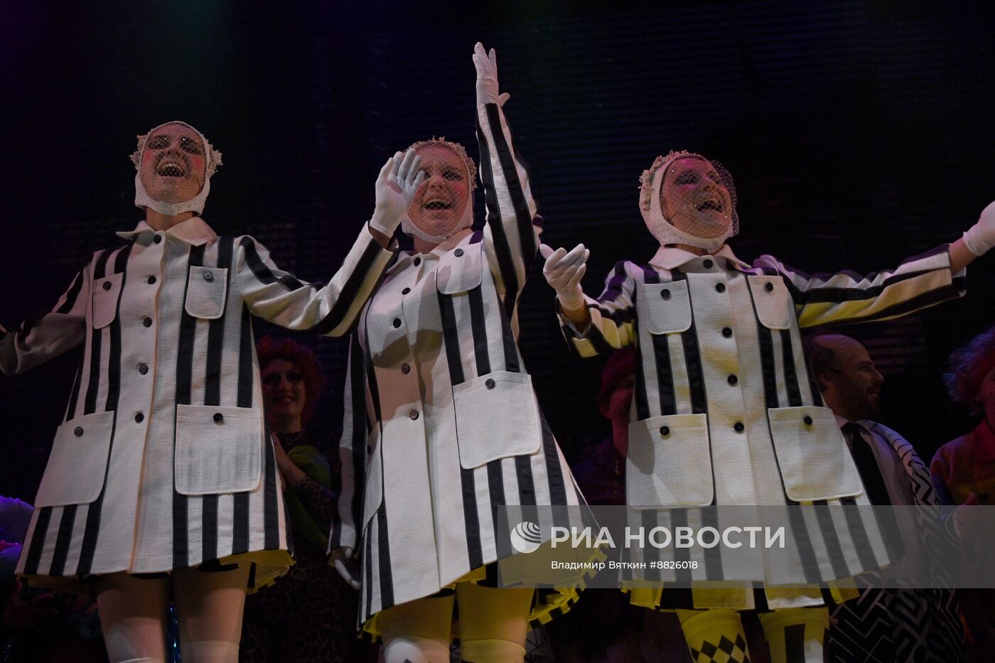 Спектакль "12 клоунов в поисках счастья" в театре на Цветном