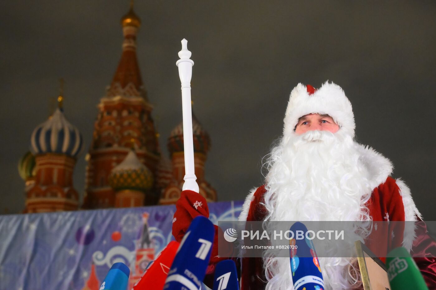 Встреча Главной новогодней елки страны на Красной площади 