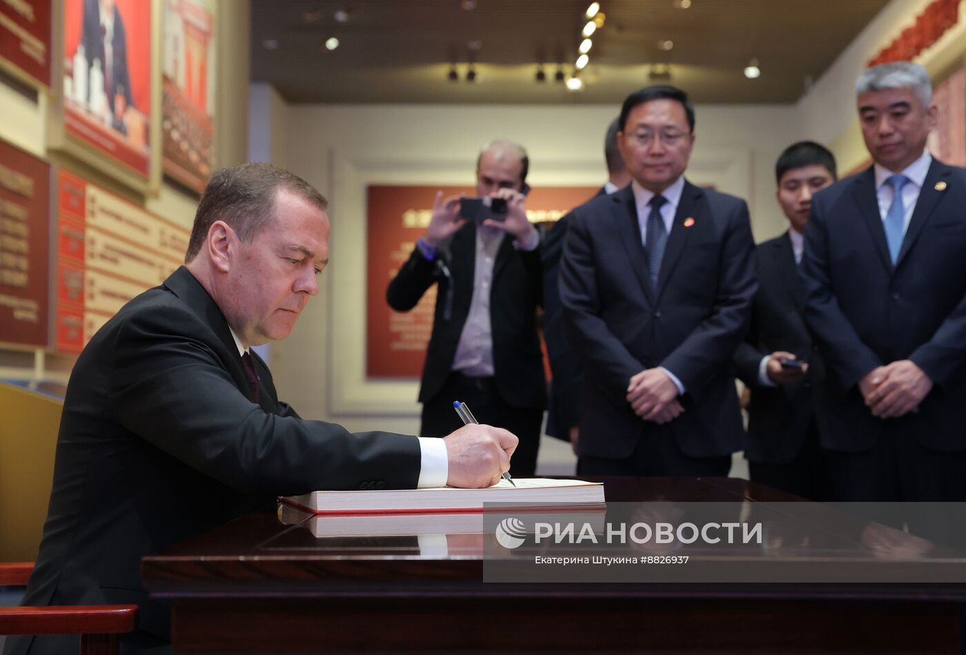 Рабочий визит зампреда Совбеза РФ Д. Медведева в Китай