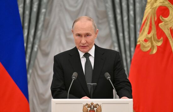 Президент Владимир Путин вручил государственные награды выдающимся россиянам