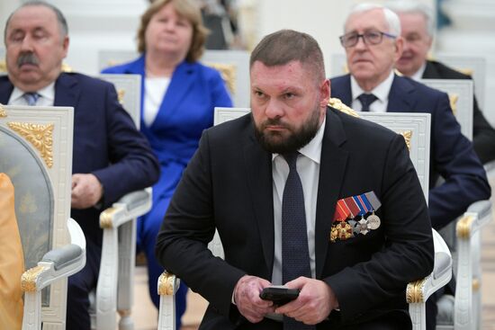 Президент Владимир Путин вручил государственные награды выдающимся россиянам