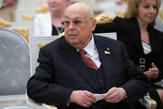 Президент Владимир Путин вручил государственные награды выдающимся россиянам