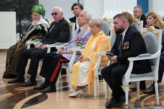 Президент Владимир Путин вручил государственные награды выдающимся россиянам