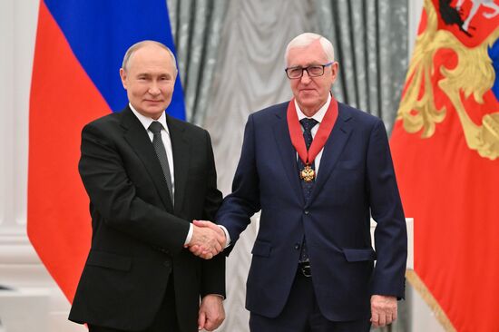Президент Владимир Путин вручил государственные награды выдающимся россиянам