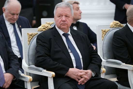 Президент Владимир Путин вручил государственные награды выдающимся россиянам