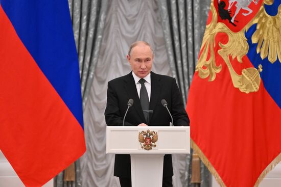 Президент Владимир Путин вручил государственные награды выдающимся россиянам