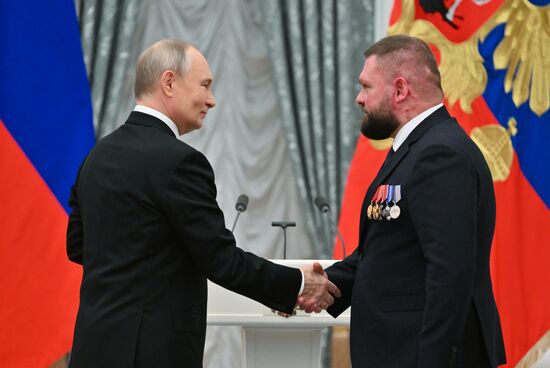 Президент Владимир Путин вручил государственные награды выдающимся россиянам