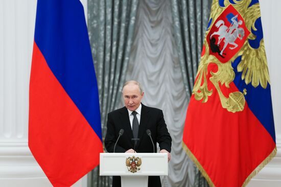 Президент Владимир Путин вручил государственные награды выдающимся россиянам