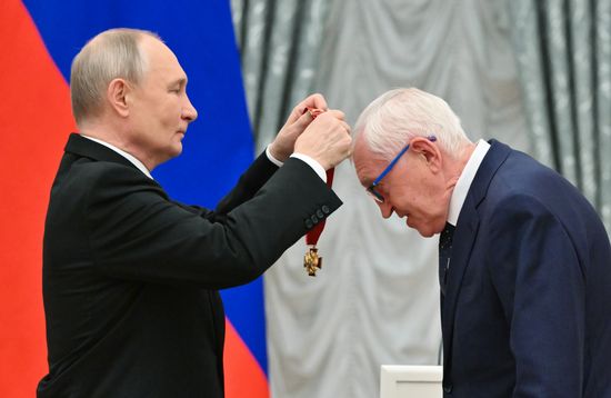 Президент Владимир Путин вручил государственные награды выдающимся россиянам