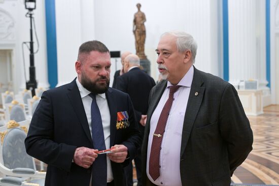 Президент Владимир Путин вручил государственные награды выдающимся россиянам