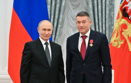 Президент Владимир Путин вручил государственные награды выдающимся россиянам