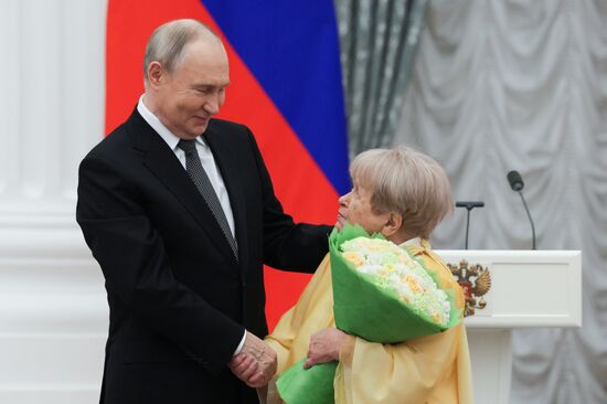 Президент Владимир Путин вручил государственные награды выдающимся россиянам