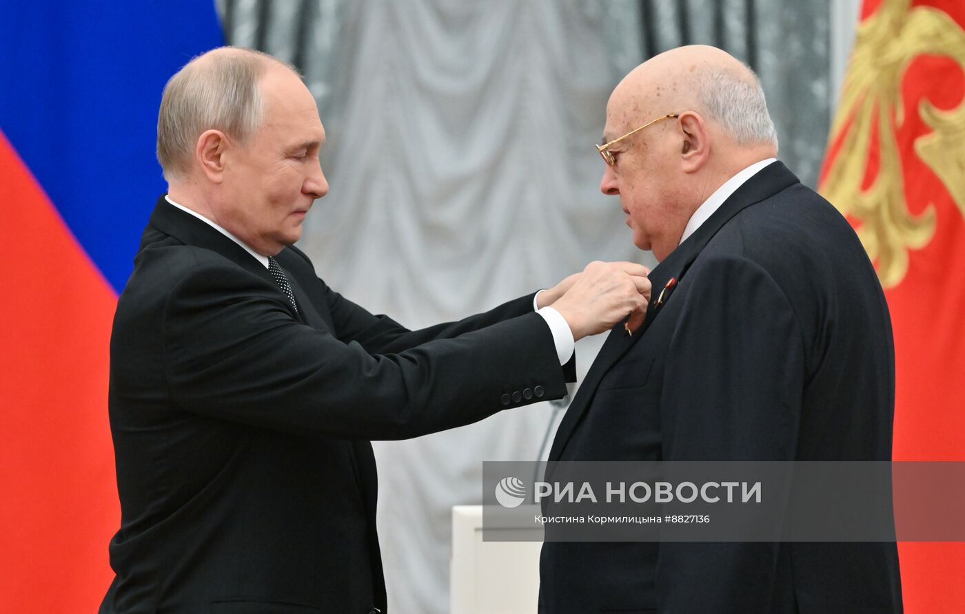 Президент Владимир Путин вручил государственные награды выдающимся россиянам