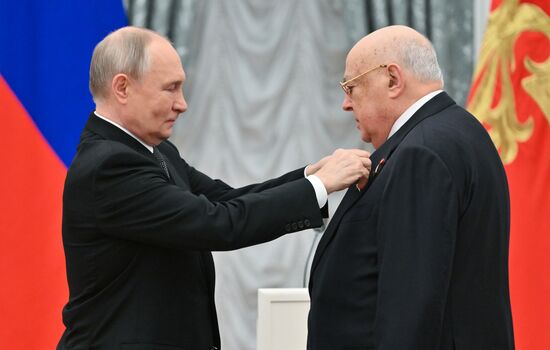 Президент Владимир Путин вручил государственные награды выдающимся россиянам