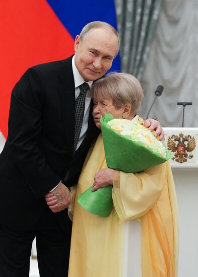 Президент Владимир Путин вручил государственные награды выдающимся россиянам