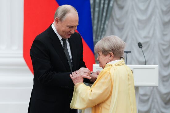 Президент Владимир Путин вручил государственные награды выдающимся россиянам