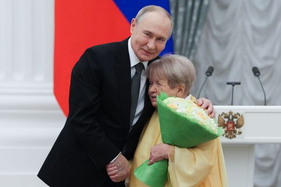 Президент Владимир Путин вручил государственные награды выдающимся россиянам